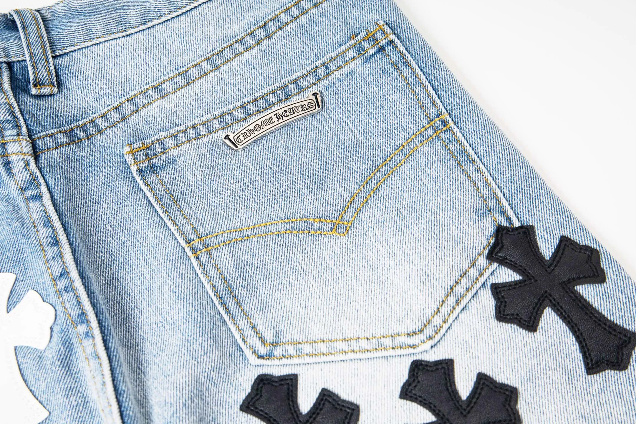P240 Chrome Hearts light blue, black and white multi-quick leather couple jeans are a hot item this season and are sought after by countless celebrities and fashionistas. The neat details of the cutting process add color to the playful fashion! The neat and meticulous design, and the well-fitting structure is unique. The upper body not only has outstanding recognition, but also looks younger and younger. A style with the ultimate wearing meaning and performance, gorgeous color matching, and the craftsmanship of this style is also extremely extraordinary. After the finished product is washed, it is disassembled and hand-made with sheepskin cross leather and then spliced ​​together to complete. The whole piece has too many craftsmanship to describe. It is decorated with patchwork cross flowers and high-waisted washed jeans! ! Absolutely high-end luxury product, a god-level single product, a super popular product, made by top heavy industry, a magic weapon that cannot be missed. Style number: 1830# Size: 28 30 32 34 36 Color: light blue